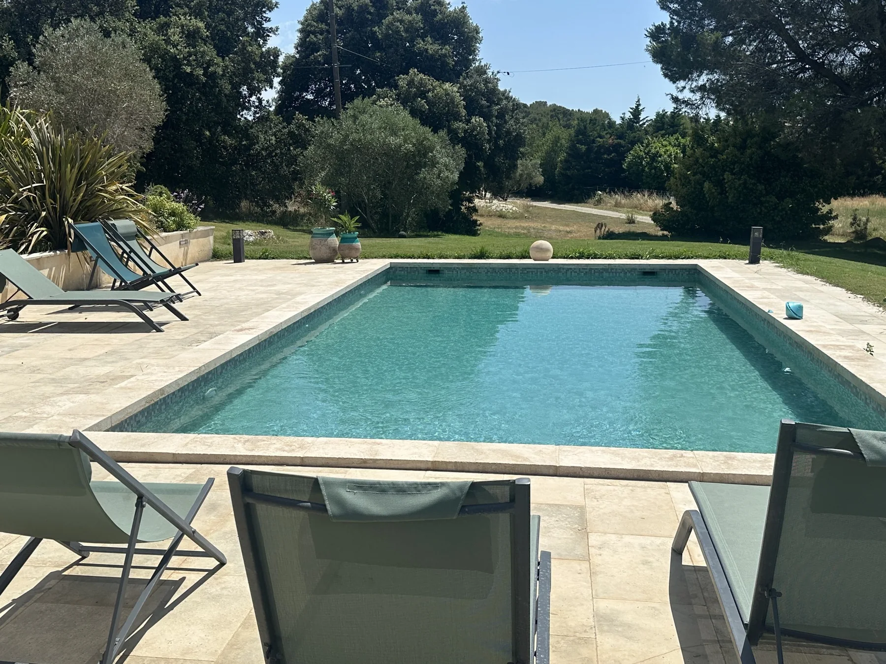 Piscine du gîte à Grans